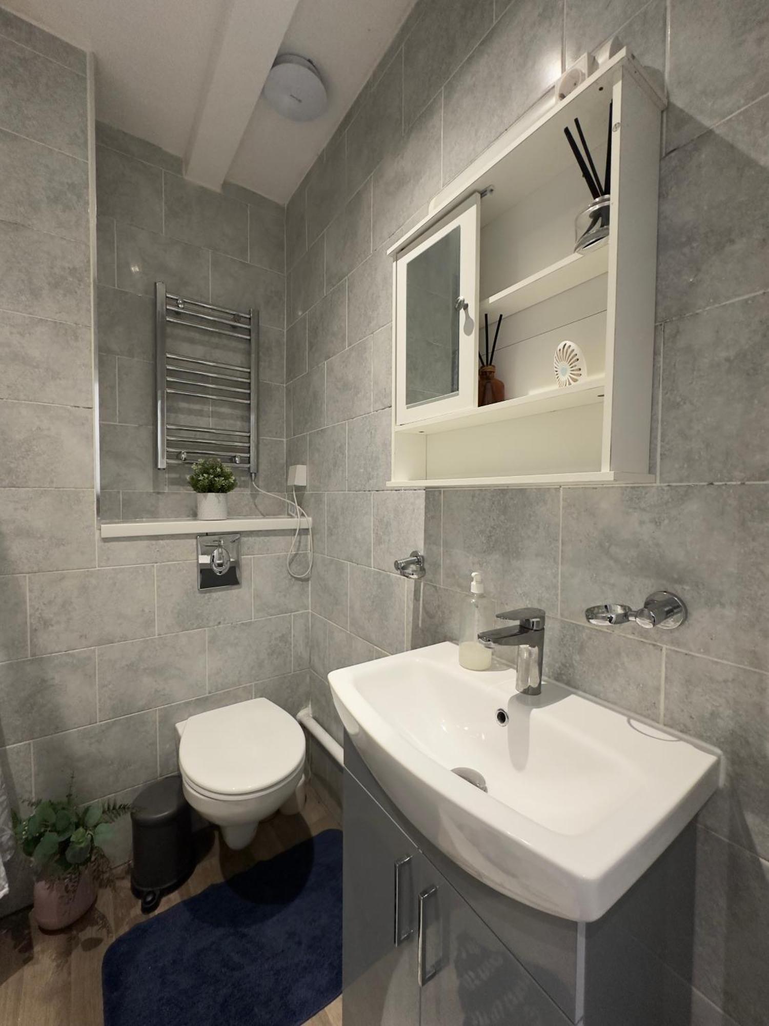 Euston Apartment *